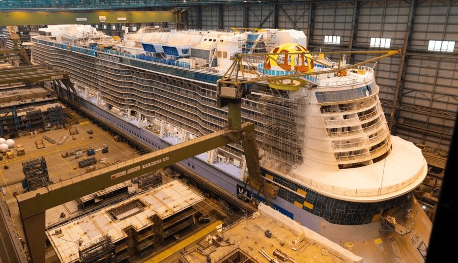 Круизный лайнер Spectrum of the Seas в море