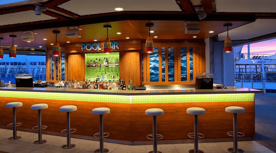 Бассейн на открытой палубе Spectrum of the Seas