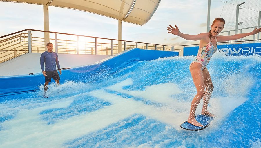 Симулятор сёрфинга FlowRider на Spectrum of the Seas